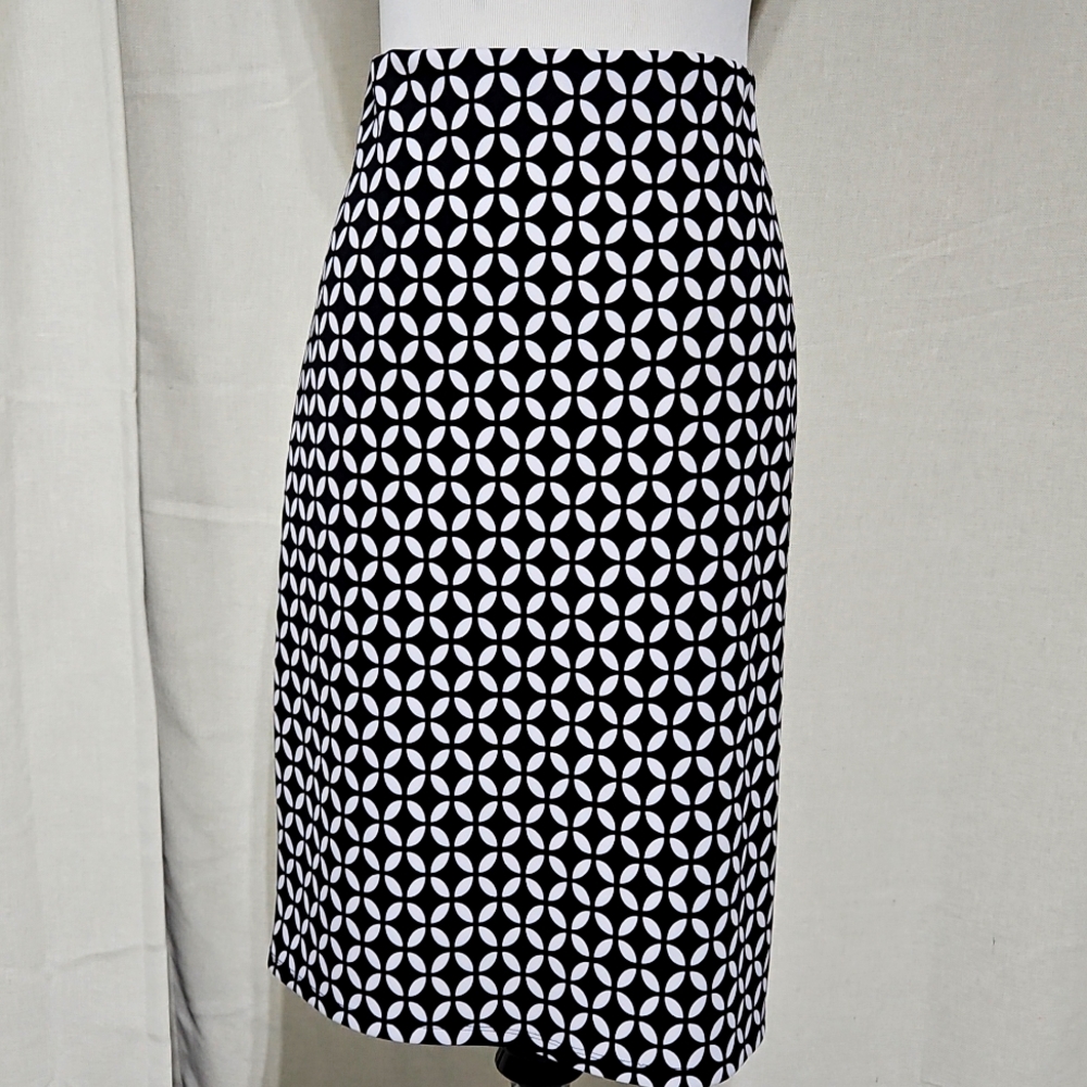 Elastic Waist Printed Skirt with Kick Pleat In Back